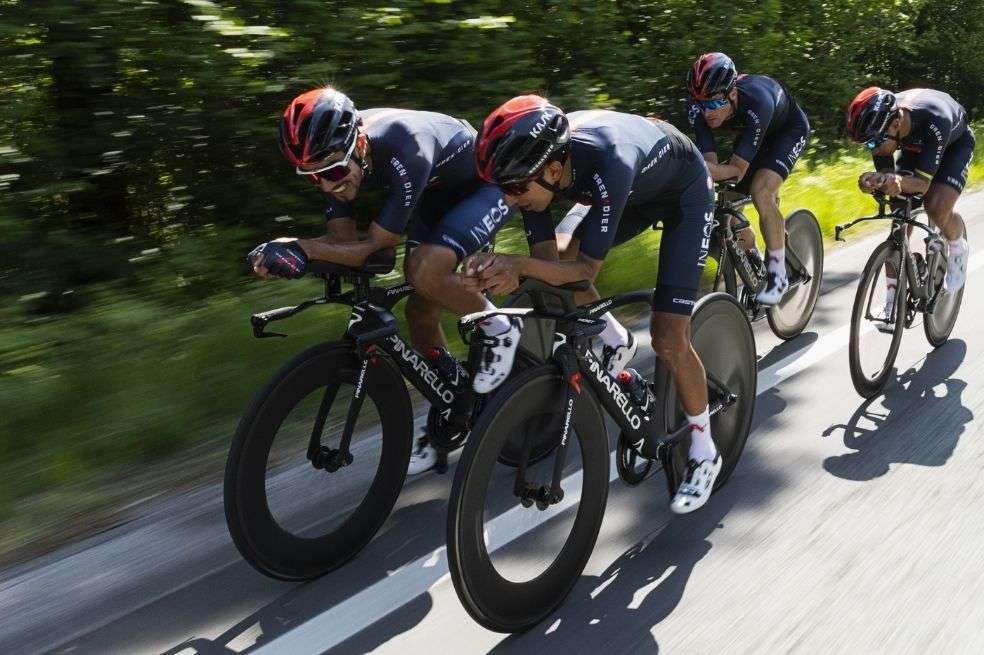Egan Bernal y Daniel Felipe Martínez charlando antes de la última etapa en Milán.