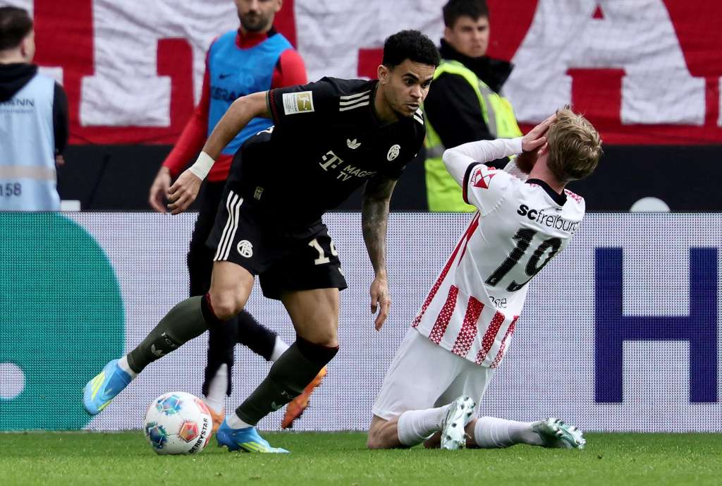 FREIBURG (Germany), 04/04/2026.- Niklas Beste of Freiburg (R) in action against Luis Diaz of Munich (L) during the German Bundesliga soccer match between SC Freiburg and FC Bayern Munich in Freiburg, Germany, 04 April 2026. (Alemania) EFE/EPA/RONALD WITTEK CONDITIONS - ATTENTION: The DFL regulations prohibit any use of photographs as image sequences and/or quasi-video.