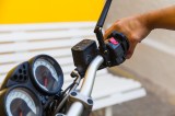 Ciudadanos quemaron la moto de ladrón que intentó robar a una mujer