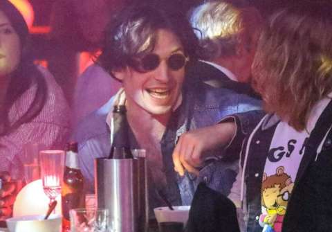 Ezra Miller, señalado de acosar y agredir a dos mujeres en Islandia y Alemania