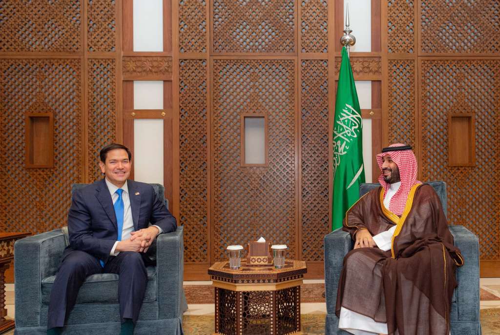 Jeddah (Saudi Arabia), 10/03/2025.- A handout photo made available by the Saudi Royal Palace shows Saudi Arabia's Crown Prince Mohammed bin Salman (R) meeting with US Secretary of State Marco Rubio (L), in Jeddah, Saudi Arabia, 10 March 2025. Rubio is visiting Saudi Arabia for talks with Ukrainian counterparts to advance US President Trump’s goal of ending the Russia-Ukraine war, according to a State Department statement. (Arabia Saudita) EFE/EPA/BANDAR ALJALOUD / HANDOUT HANDOUT EDITORIAL USE ONLY/NO SALES