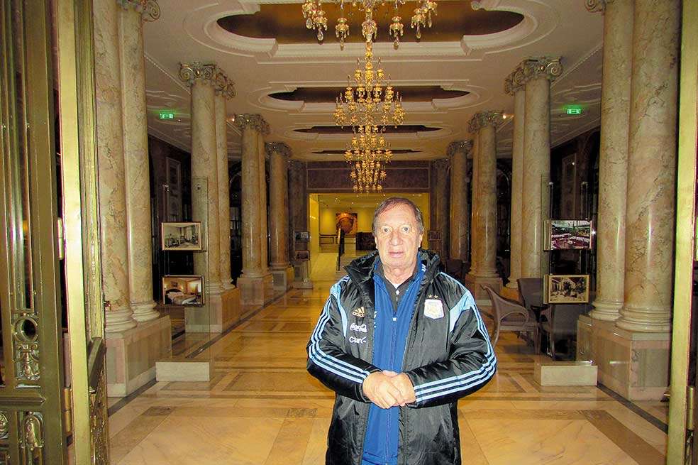 Carlos Bilardo en el hotel donde la selección de Argentina se concentró esta semana en Bucarest. / Santiago Amorós