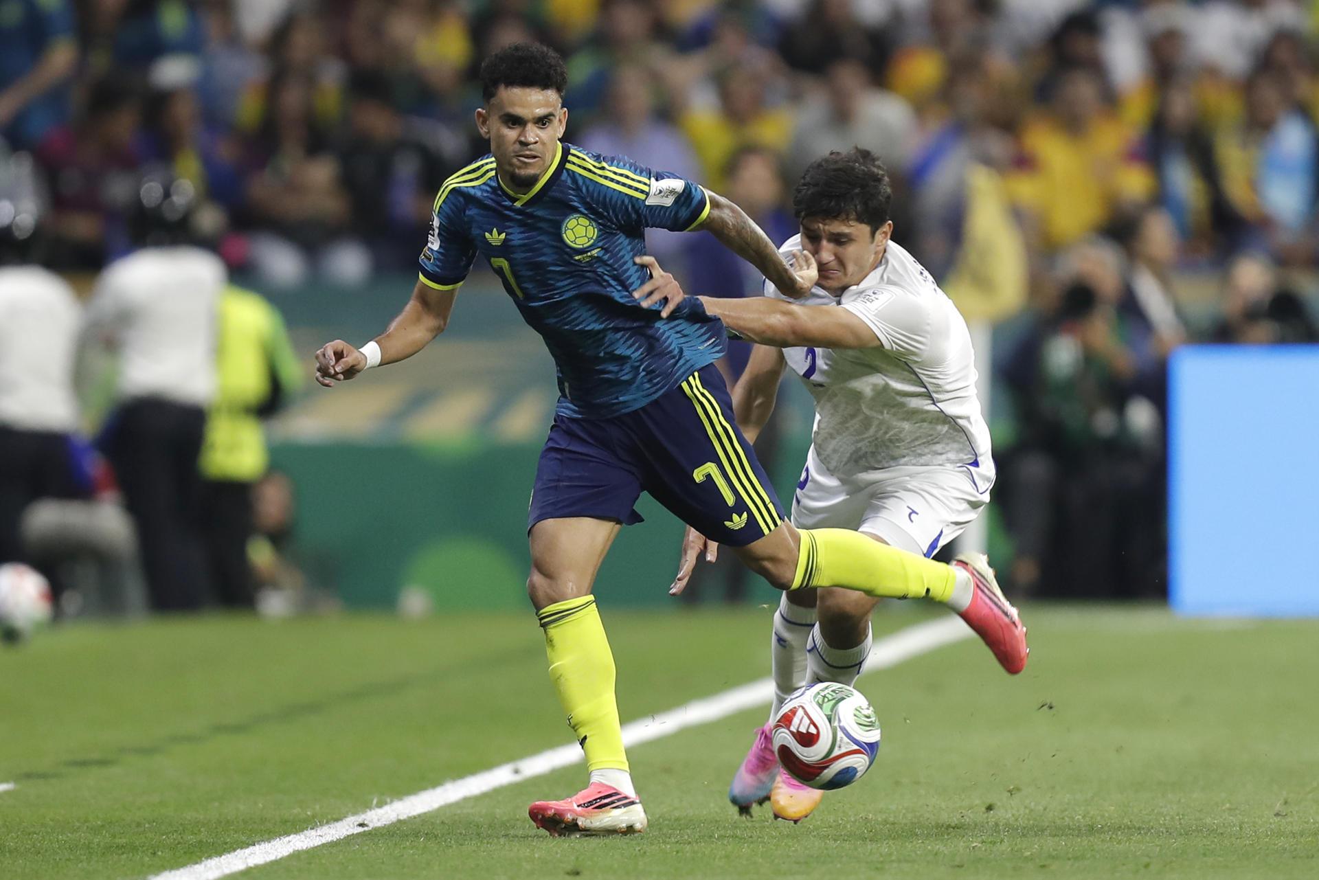 GR4212. CIUDAD DE MÉXICO (MÉXICO), 17/06/2026.- Abdukodir Khusanov (d) de Uzbekistán disputa un balón con Luis Díaz de Colombia este miércoles, en un partido del grupo K del Mundial de la FIFA 2026 entre Uzbekistán y Colombia, en el estadio Azteca en Ciudad de México (México). EFE/ Isaac Esquivel
