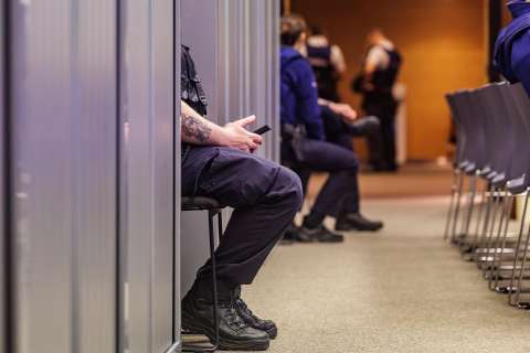 Insólito en Irlanda: traficante vende drogas durante su propia audiencia judicial