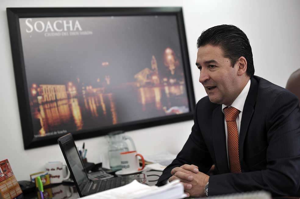 Henry Sosa, personero de Soacha, recibió la denuncia de seis mujeres que fueron amenazadas de muerte hace una semana en Cazucá. / Óscar Pérez - El Espectador