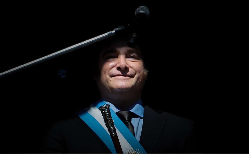 -FOTODELDÍA- AME3458. BUENOS AIRES (ARGENTINA), 10/12/2023.- El presidente electo de Argentina, Javier Milei, sale al balcón de la Casa Rosada para saludar a simpatizantes, hoy en Buenos Aires (Argentina). El presidente de Argentina, Javier Milei, llegó este domingo a la Casa Rosada (sede del Gobierno) por primera vez como jefe de Estado del país suramericano, tras jurar el cargo en el Congreso y ofrecer su discurso ante la ciudadanía. El líder de La Libertad Avanza (ultraderecha) se desplazó junto a su hermana y principal asesora, Karina Milei, en un vehículo descapotable hacia la Plaza de Mayo, donde, al alcanzar la altura de la Catedral Metropolitana, descendió del automóvil y caminó en medio del griterío de sus seguidores. EFE/ Juan Ignacio Roncoroni