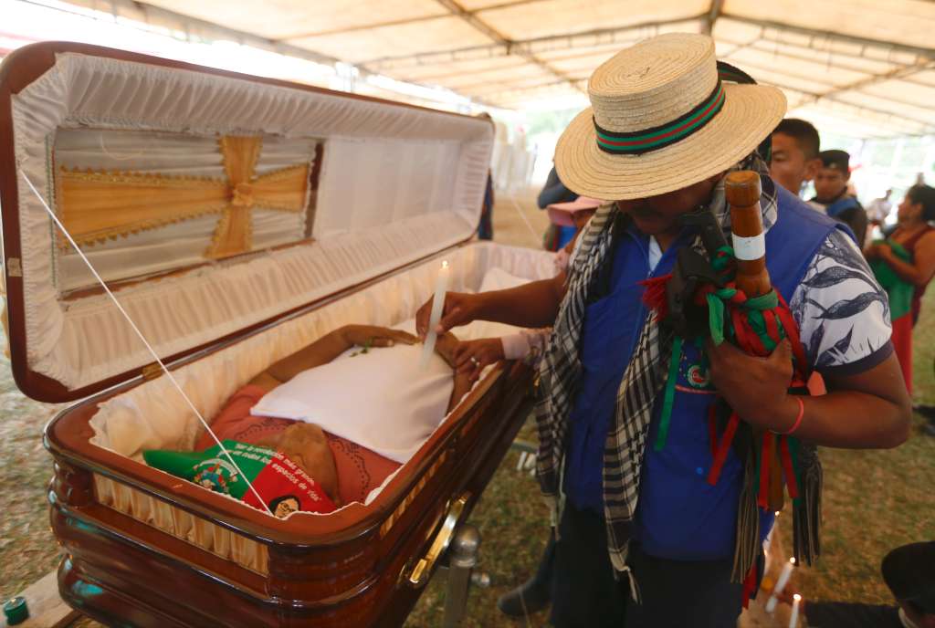 TORIBÍO (COLOMBIA), 19/03/2024.- Indígenas asisten a la velación de la lideresa nasa Carmelina Yule Paví este martes en la vereda La Bodega de Toribío, departamento de Cauca (Colombia). Los indígenas de la zona realizan la velación de la lideresa nasa Carmelina Yule Paví, asesinada el pasado fin de semana cuando intentaba impedir que miembros de la columna Dagoberto Ramos del Estado Mayor Central (EMC), la mayor disidencia de las FARC, se llevaran a un menor de edad indígena. EFE/ Ernesto Guzmán