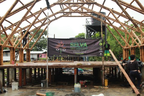 Se buscan recursos para el teatro en la selva que construyeron excombatientes
