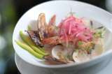 Pasos para preparar ceviche tibio de langostinos con leche de tigre de almejas
