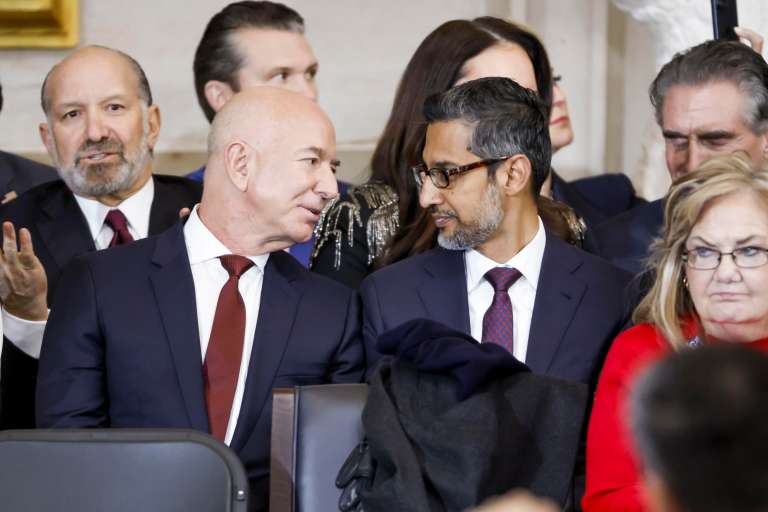 Washington (United States), 20/01/2025.- Businessman Jeff Bezos (L) talks with Google CEO Sundar Pichai (R) at Donald Trump'Äôs inauguration as the next President of the United States in the rotunda of the United States Capitol in Washington, DC, USA, 20 January 2025. Trump, who defeated Kamala Harris, is being sworn in today as the 47th president of the United States. (Estados Unidos) EFE/EPA/SHAWN THEW / POOL