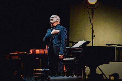 El emotivo recital de Ludovico Einaudi en Bogotá: un homenaje al piano en su día