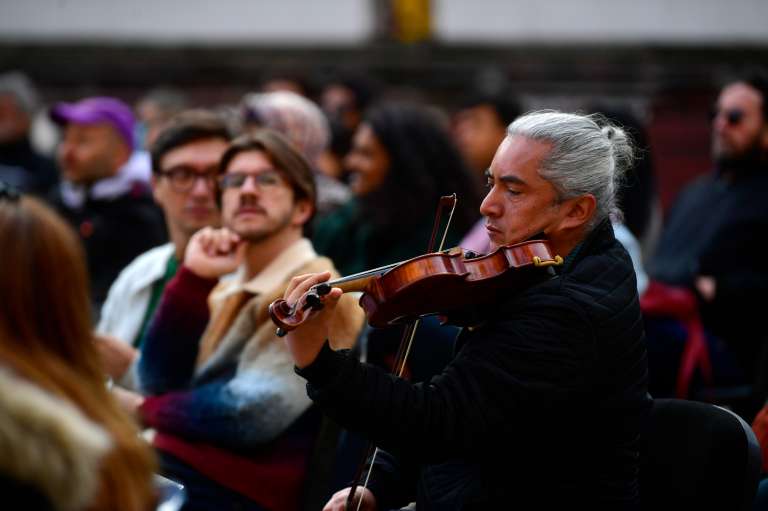 Según Santiago Gardeazábal, director del Festival No Convencional, “tanto Rogelio Salmona como Xenakis compartieron una filosofía que integraba a las personas con el entorno, promoviendo una ciudadanía activa y participativa a través del arte y del hábitat de los espacios”.
