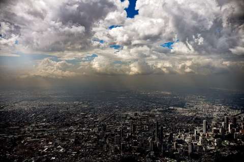 Las nubes pueden llegar a pesar toneladas, ¿por qué no se caen del cielo?