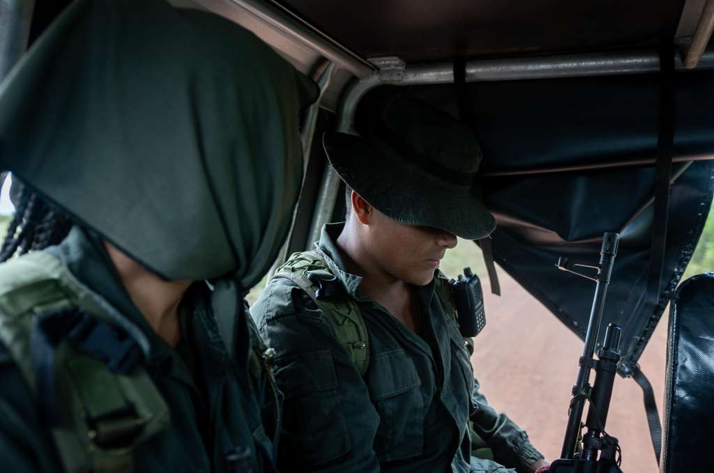 Dos jóvenes combatientes de una disidencia de las FARC en San Vicente del Caguán.