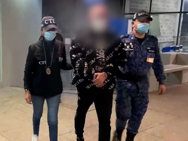 El inspector de turno habría dejado una puerta entreabierta, por la que salió el exparamilitar, vestido con prendas oficiales del Inpec.