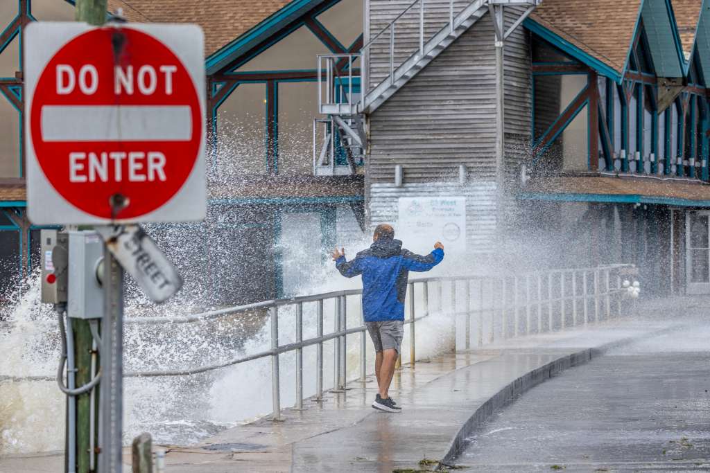 Cedar Key (United States), 26/09/2024.- A visitor braves the high surf, storm surge and high winds of Hurricane Helene to take photos at the downtown of Cedar Key, Florida, USA, 26 September 2024. Hurricane Helene is strengthening as it moves toward the U.S. Gulf Coast becoming a Category 1 hurricane and is expected to hit Florida's Big Bend late today as Category 4 storm. Around 32 million people are under flood watches. (tormenta) EFE/EPA/CRISTOBAL HERRERA-ULASHKEVICH