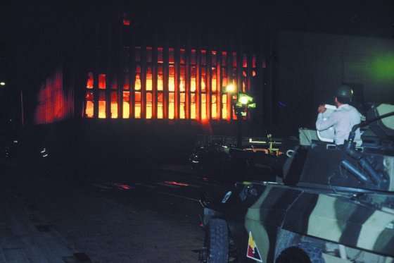 Imagen de la retoma del Palacio de Justicia, ocurrida entre el 6 y el 7 de noviembre de 1985, en Bogotá.