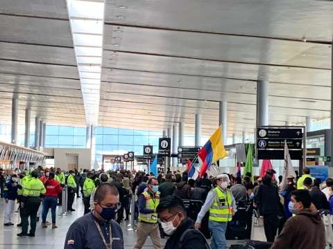 Luego de varias horas de protesta, indígenas Misak se retiraron del Aeropuerto El Dorado