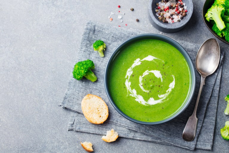 Prepara sopa de brócoli para la cena y acompaña con queso panela