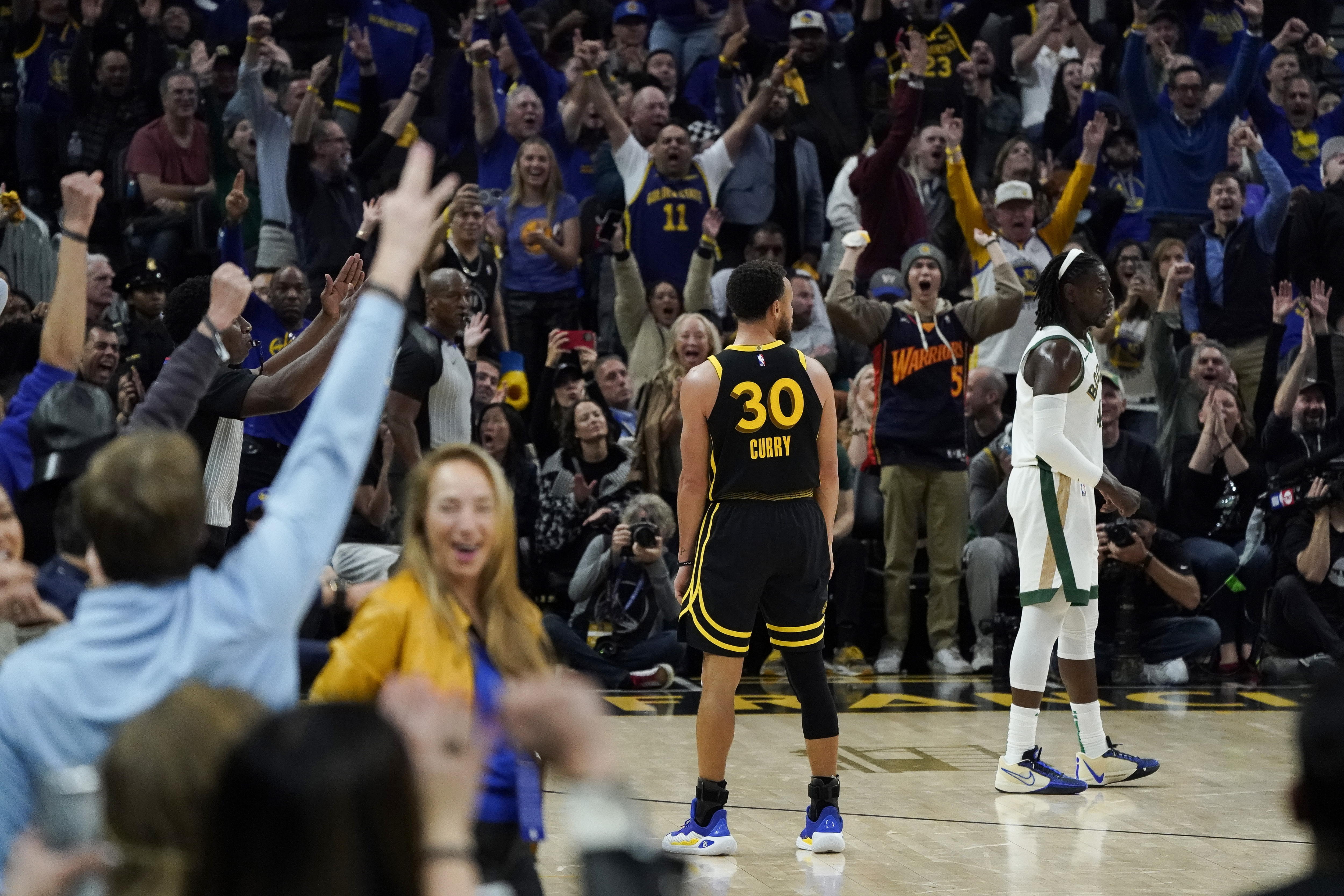 San Francisco (United States), 20/12/2023.- Golden State Warriors guard Stephen Curry (C) watches his three point basket as Warriors fans cheer against the Boston Celtics during the fourth quarter of the NBA basketball game between the Golden State Warriors and the Boston Celtics in San Francisco, California, USA, 19 December 2023. (Baloncesto) EFE/EPA/JOHN G. MABANGLO SHUTTERSTOCK OUT