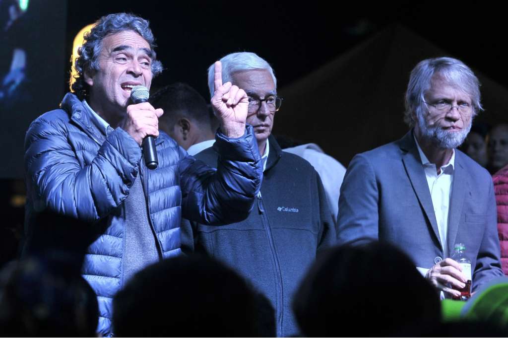 Sergio Fajardo junto a Jorge Robledo y Antanas Mockus. / Óscar Pérez - El Espectador