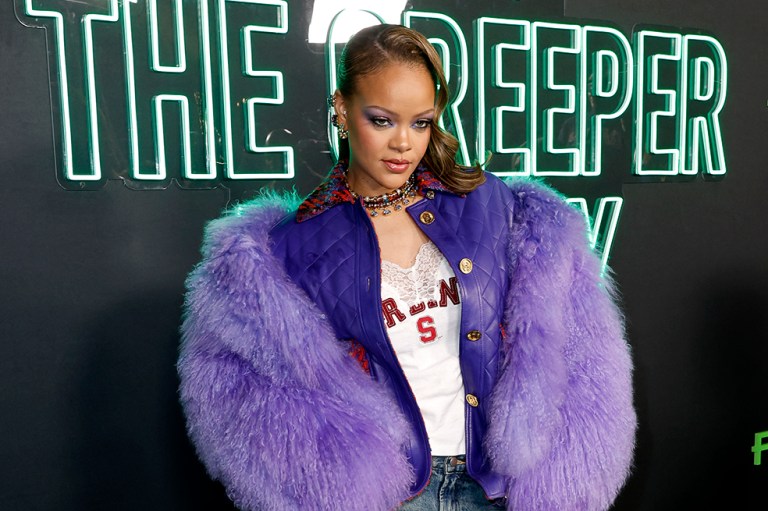 Rihanna presume sus nuevas curvas en este ceñido y espectacular vestido negro