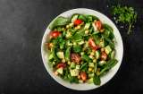 Ensalada de espinaca, espárragos y peras con vinagreta de uvas