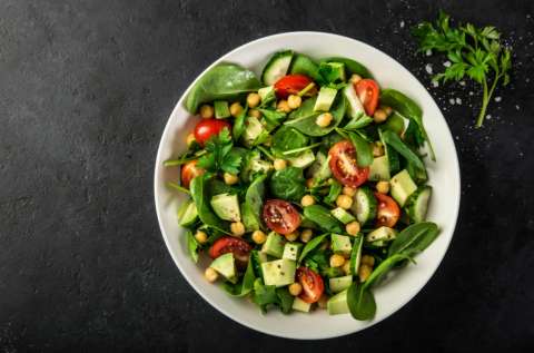Ensalada de espinaca, espárragos y peras con vinagreta de uvas