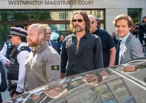 Russell Brand se declaró inocente de los cargos de violación y agresión sexual