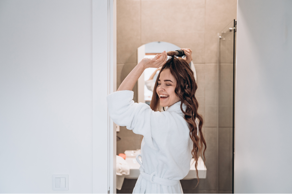 Mujer peinándose