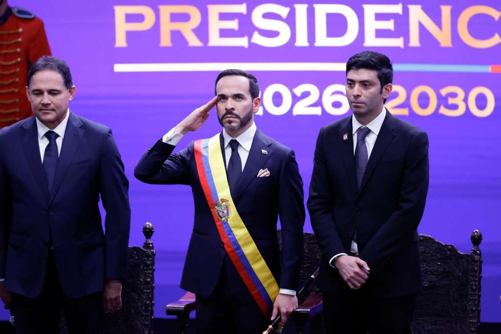 AME7018. CALI (COLOMBIA), 07/08/2026.- Abelardo de la Espriella (c-i) jura como presidente de Colombia para el periodo 2026-2030 este viernes en Cali (Colombia). "Juro a Dios y prometo al pueblo cumplir fielmente la Constitución y las leyes de Colombia", dijo De la Espriella al jurar ante el presidente del Congreso, Honorio Henríquez, quien acto seguido le impuso la banda presidencial. EFE/ Mauricio Dueñas Castañeda