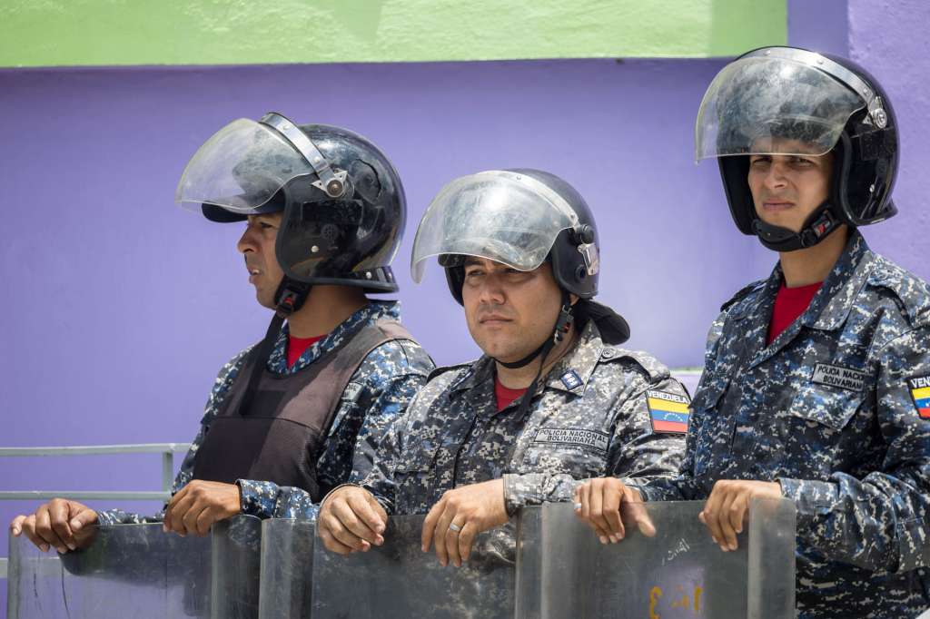 AME4258. CARACAS (VENEZUELA), 01/05/2025.- Integrantes de la Policía Nacional Bolivariana vigilan una manifestación en conmemoración del Día Internacional de los Trabajadores este jueves, en Caracas (Venezuela). EFE/ Miguel Gutiérrez