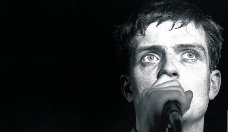 “Closer” de Joy Division: el sonido de un alma y una ciudad en ruinas