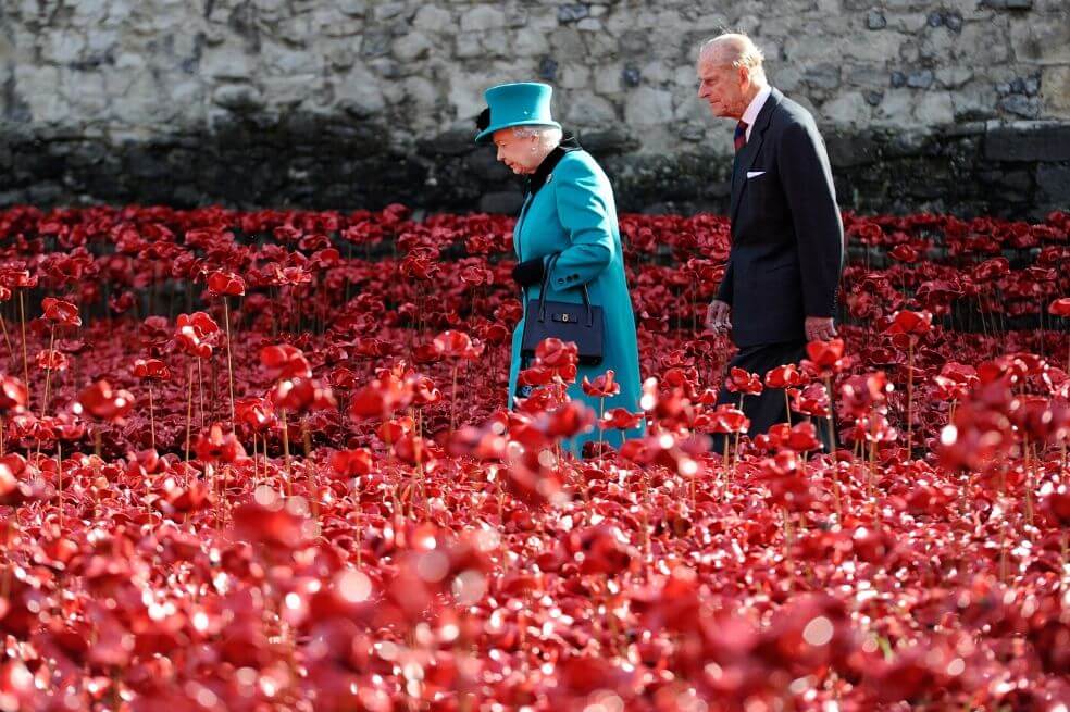 La Reina Isabel II (izquierda) de Reino Unido y el Príncipe Felipe, Duque de Edimburgo, (derecha) caminan entre amapolas rojas de cerámica en el foso en la Torre de Londres en Londres. El color rojo es un color cálido y positivo asociado con nuestras necesidades más físicas y nuestra voluntad de sobrevivir. / EFE