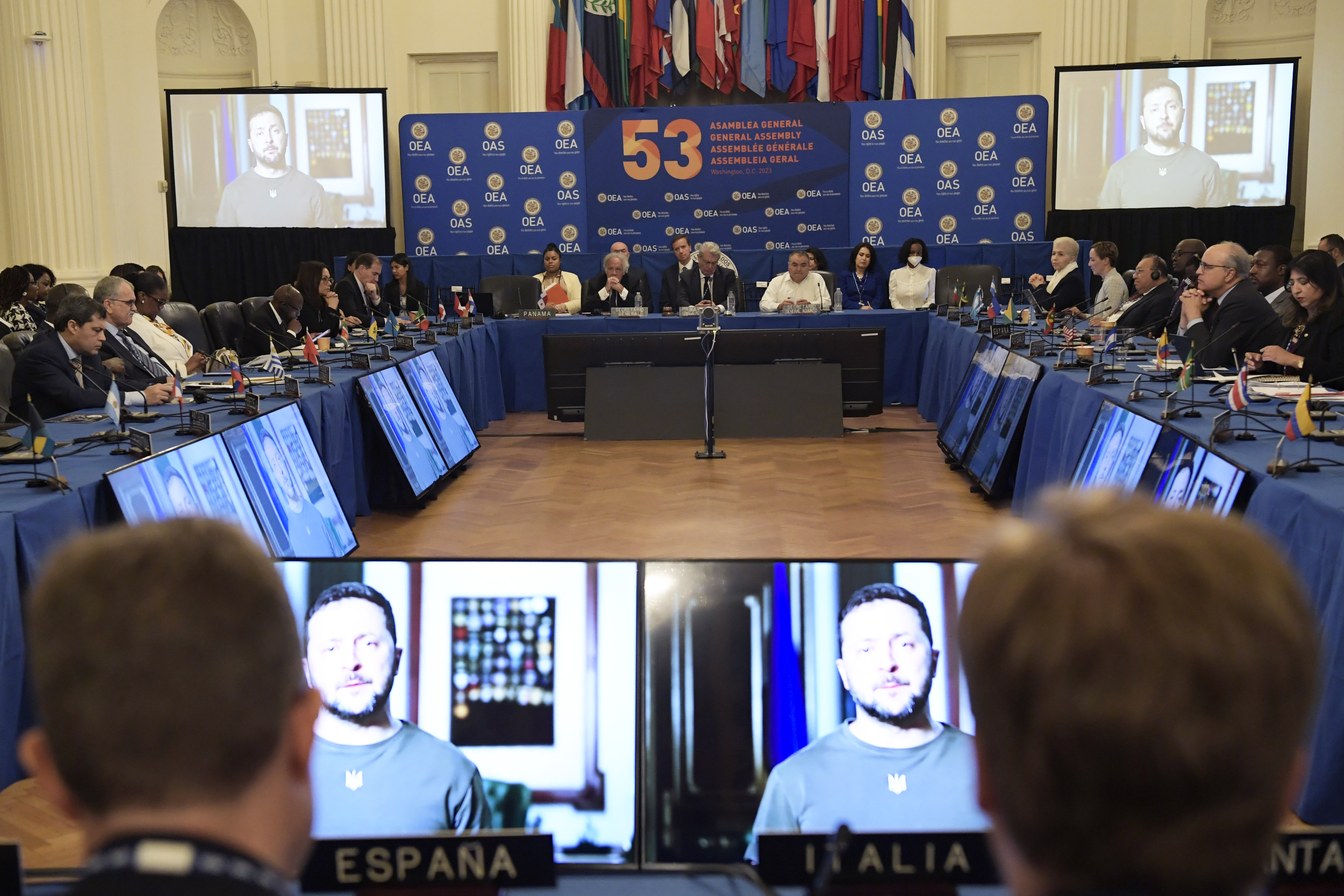 USA8047. WASHINGTON (DC, EEUU), 21/06/2023.- El presidente de Ucrania, Volodímir Zelenski, habla vía videoconferencia durante la 53 Asamblea General de la Organización de los Estados Americanos (OEA) hoy, en la sede del organismo en Washington (Estados Unidos). El presidente de Ucrania, Volodímir Zelenski, invitó este miércoles a los países de la Organización de los Estados Americanos (OEA) a la cumbre internacional que quiere convocar para lograr la paz en su país y que podría celebrarse en julio.EFE/ Lenin Nolly