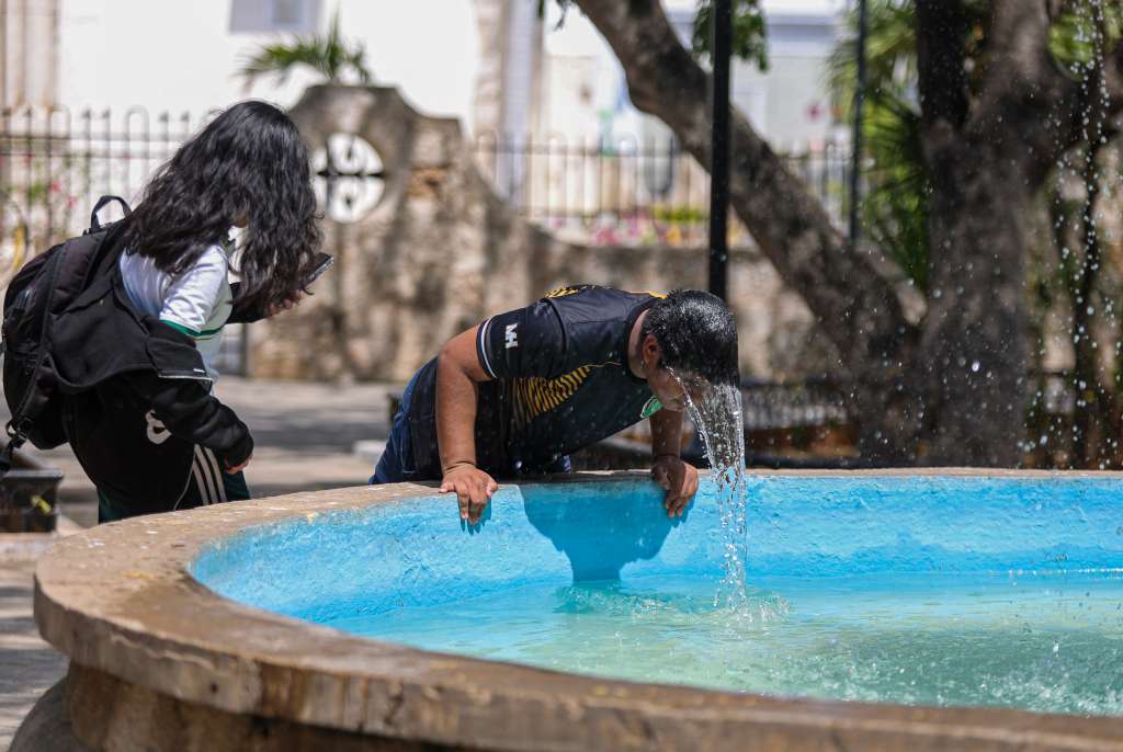MEX7220. MÉRIDA (MÉXICO), 09/05/2024.- Una persona se refresca en una fuente debido a las altas temperaturas este jueves en Mérida (México). Las altas temperaturas, en torno a los 45 grados Celsius, se registran en los estados Yucatán, Campeche y algunas zonas de Quintana Roo, que integran la Península de Yucatán, en el sureste de México, han provocado que la región prácticamente “arda”. EFE/ Lorenzo Hernández