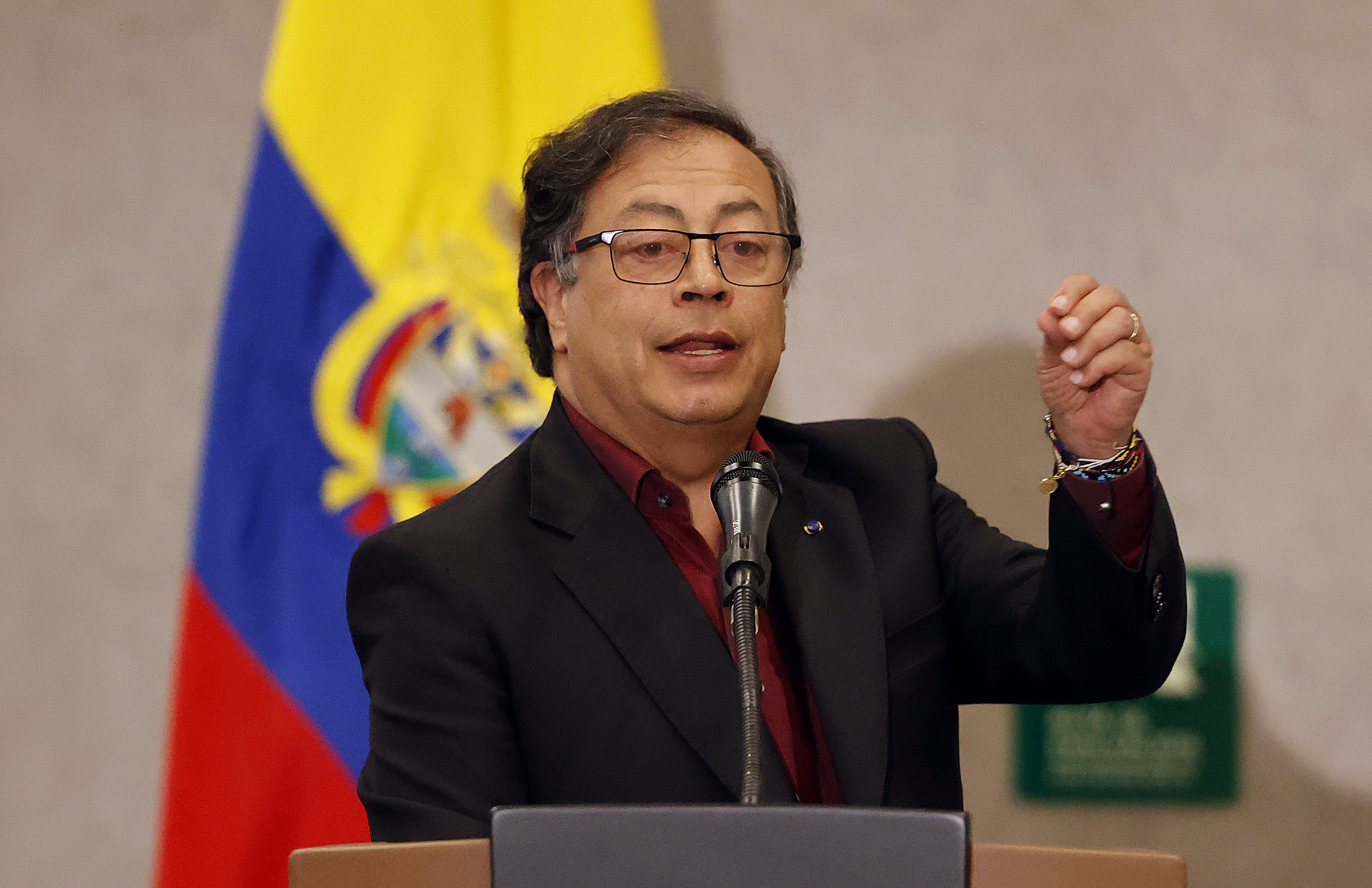 AME9576. BOGOTÁ (COLOMBIA), 14/09/2023.- El presidente de Colombia Gustavo Petro habla en una intervención en el acto de reconocimiento del sindicalismo como sujeto de reparación colectiva, hoy en el Hotel Hilton en Bogotá (Colombia). El presidente colombiano, Gustavo Petro, aseguró este jueves que "no es un caso aislado" la intimidación que soldados disfrazados de disidentes de las FARC llevaron a cabo contra una comunidad en el departamento de Córdoba, y criticó que "los que dieron la orden" quieren "que los hacendados vuelvan a ser paramilitares". EFE/ Mauricio Dueñas Castañeda