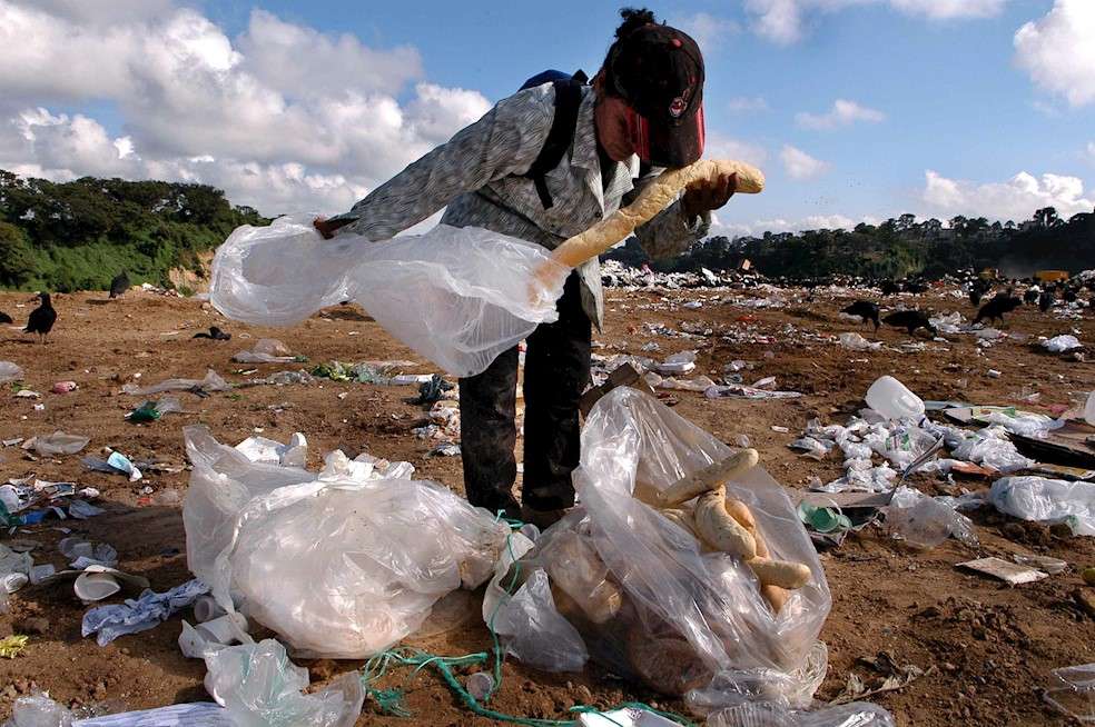 María González, de 42 años de edad, recoge pan en el basurero municipal de la capital guatemalteca.EfeLe sigue Argentina, con 16 millones de toneladas de alimentos que dejan de consumirse (12,5 %), de los cuales "14,5 millones corresponden a pérdidas y 1,5 millones a desperdicio (en el comercio y consumo)", según el Gobierno.