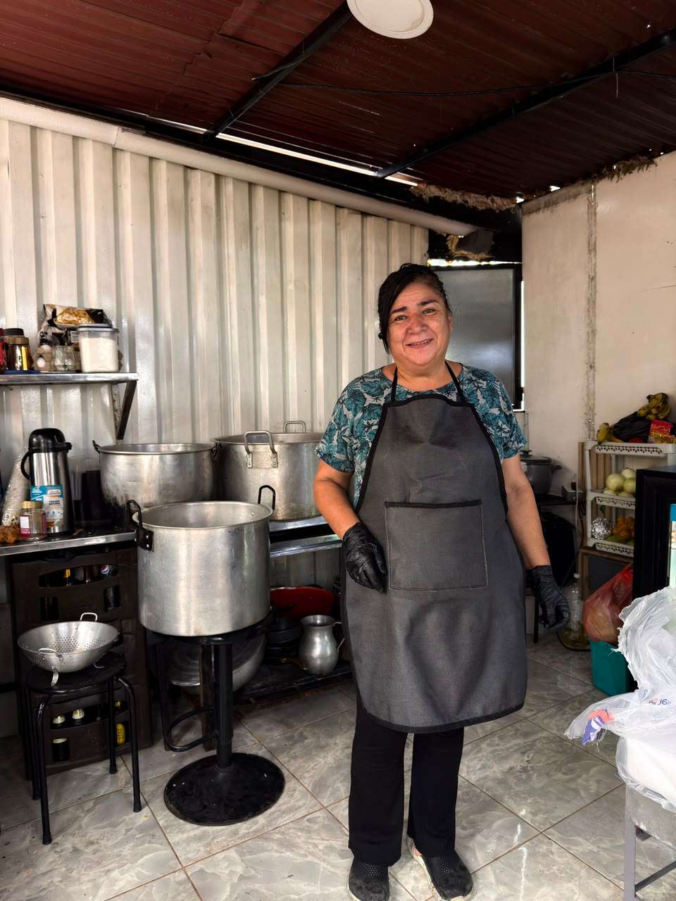 María Valencia, la cocinera que ha donado más de 800 almuerzos. Con las albóndigas, costillas y carne que tenía preparó 30 almuerzos. Gracias a nuevas donaciones, ya ha entregado más de 800. “La gente me tiene con el corazón partido. Por eso es que tengo que ayudar”, sostiene.
