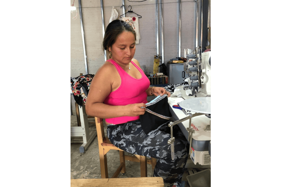 Ruth, excombatiente de las Farc, es una de las integrantes de la cooperativa Tejiendo Paz en Icononzo (Tolima). Sueña con ser diseñadora de modas profesional y tener su propia empresa. Sus prendas llegaron hasta ColombiaModa y ColombiaTex 2021.