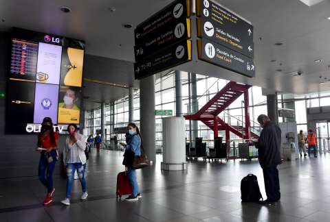 En los primeros 12 días del año se cancelaron 378 vuelos por ómicron en Colombia