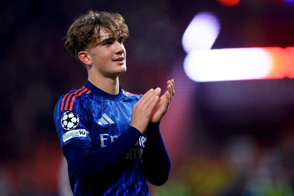 PRAGUE (Czech Republic), 04/11/2025.- Arsenal's Max Dowman greets supporters after winning the UEFA Champions League league phase match between SK Slavia Praha and Arsenal FC, in Prague, Czech Republic, 04 November 2025. (Liga de Campeones, República Checa, Praga) EFE/EPA/MARTIN DIVISEK