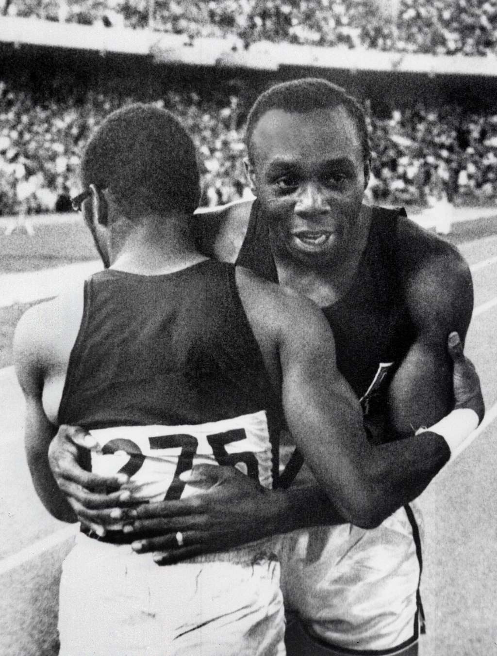 Jim Hines (derecha) es felicitado por su compatriota Charles Green, tras su victoria en los 100 metros, el 14 de octubre de 1968. / AFP