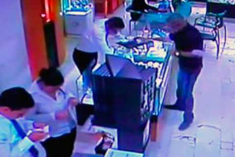 Una ‘joyita’ se robó dos anillos de diamantes en Medellín