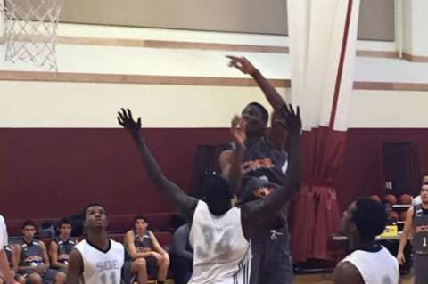 El colombiano que quiere abrirse paso por el baloncesto estadounidense