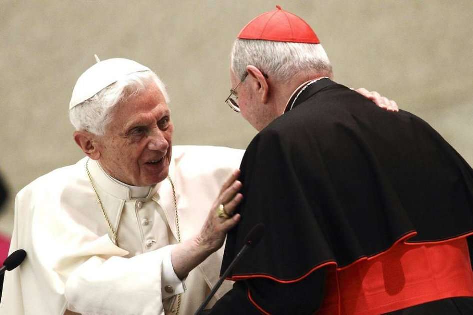 El papa Benedicto XVI (i) saluda a un sacerdote durante la reunión que celebró en el Aula Pablo VI con los sacerdotes de la diócesis de Roma.