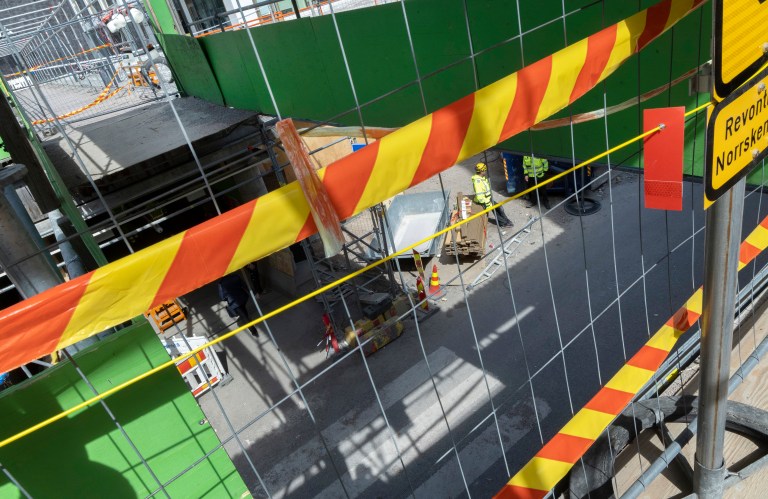 Veintisiete heridos, la mayoría niños, al colapsar un puente en Helsinki