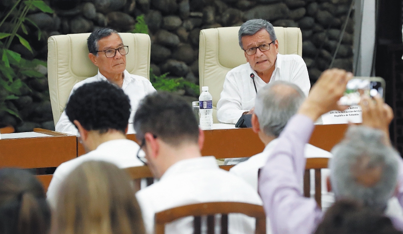 Nicolás Rodríguez, fundador del ELN, y Pablo Beltrán, jefe de la delegación de paz de esa guerrilla, durante el cierre del tercer ciclo de negociaciones en Cuba. / AFP