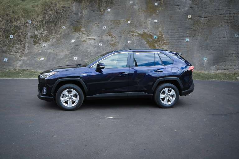 Esta SUV compacta de 4,59 metros de largo, 1,85 metros de ancho, 1,70 metros de alto, aunque no es de despreciar los casi 21 centímetros de altura con respecto al suelo.