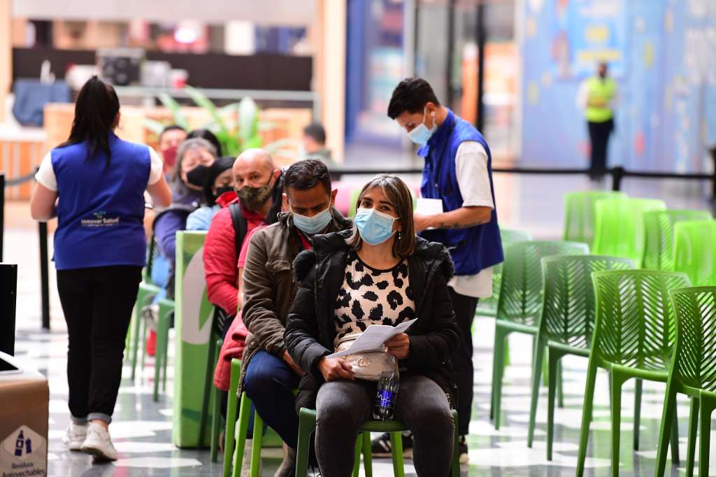 Filas y jornadas de vacunación contra el Covid -19 en diversos puntos de la capital